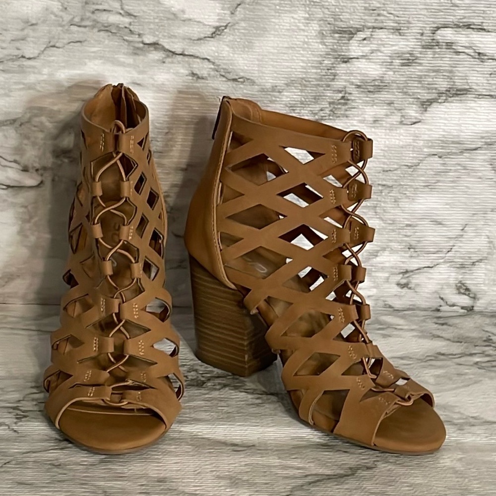 Soda chunky heels shoes ,size 6
